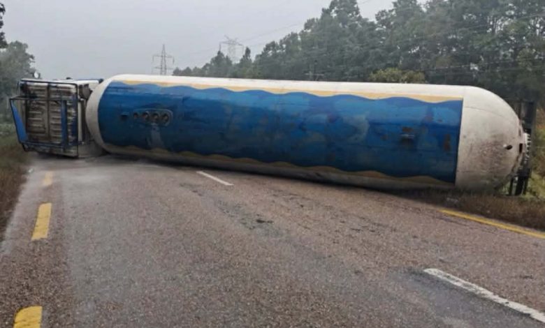 रौतहटको चन्द्रनिगाहपुरमा ग्याँस बोकेको ट्यांकर दुर्घटना