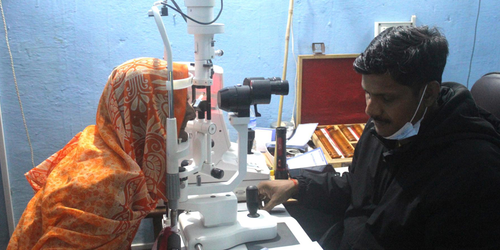 चेतनाको अभाव र गरिबीले थला परेको मर्चवारमा आँखाको ज्योति