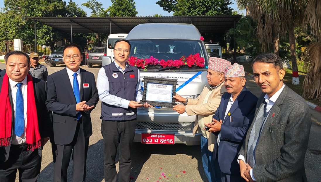 चीनले दियो क्यान्सर अस्पताललाई विद्युतीय गाडी