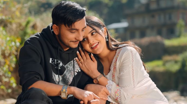 पोखरेलको गीतमा रोमान्टिक बने विक्रम र सुरक्षा