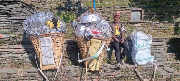 ४५ वर्षदेखि भाँडाको भारी बोकेर व्यापार गर्दै सिन्धुपाल्चोकका व्यापारी ४५ वर्षदेखि भाँडाको भारी बोकेर व्यापार गर्दै सिन्धुपाल्चोकका व्यापारी