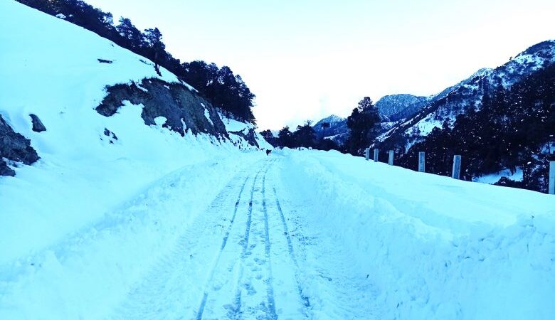 भारी हिमपातले मध्यपहाडी लोकमार्ग अवरुद्ध