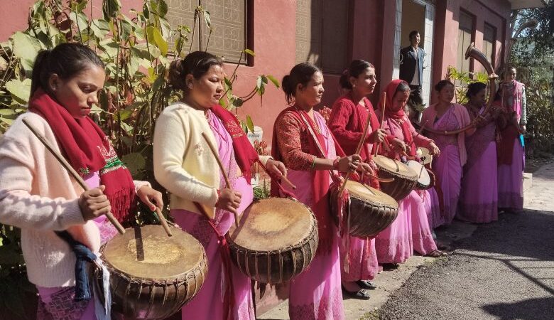 महिला समूहलाई नौमती बाजा बजाउन भ्याइनभ्याई