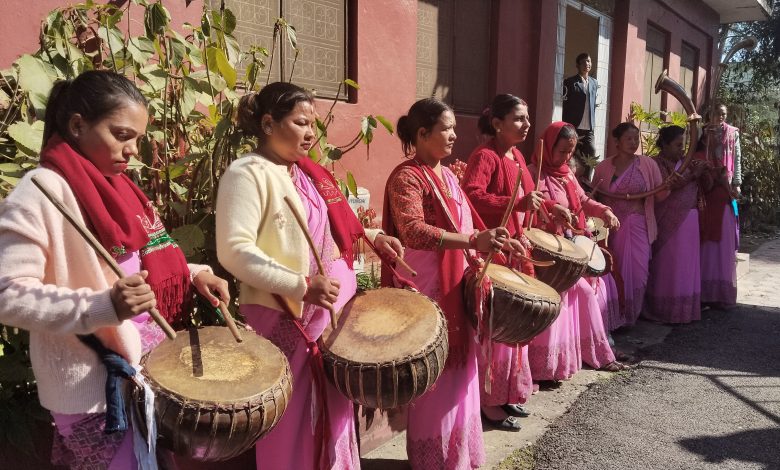 महिला समूहलाई नौमती बाजा बजाउन भ्याइनभ्याई