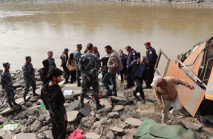 धादिङको बेनिघाटमा भएको बस दुर्घटनाको छानविन सुरु