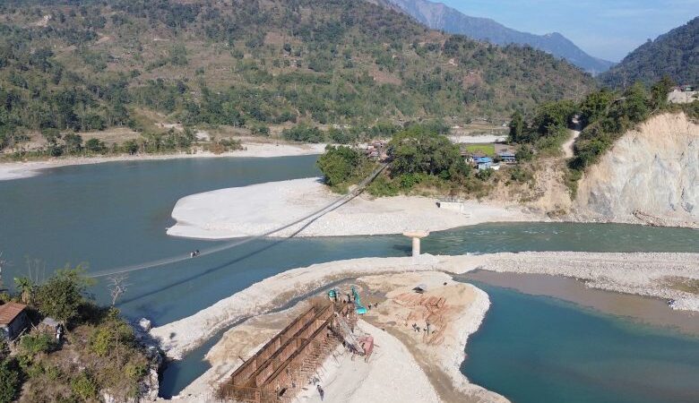 खोटाङको धाप्लाङघाट पुल निर्माणले गति लियो, स्ल्याब ढलान सुरु