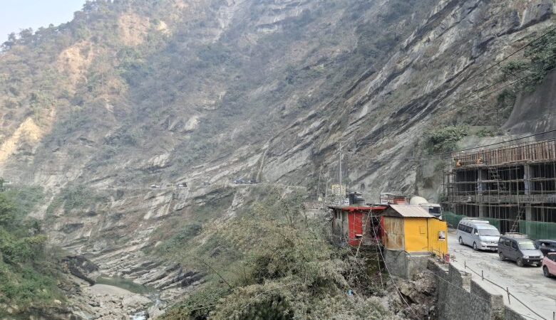 तिनाउ खोलामा डुबेर दुई भारतीय पर्यटक बेपत्ता