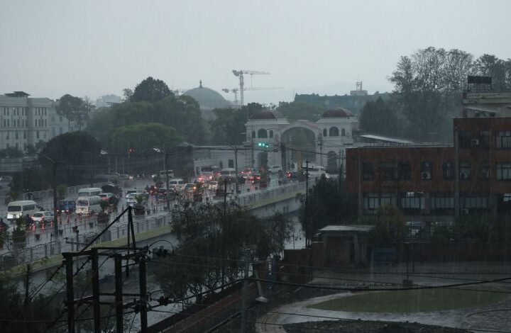 अझै रोकिएन बर्षा, काठमाडौँको जनजीवन प्रभावित, भोलिसम्म पानी पर्ने