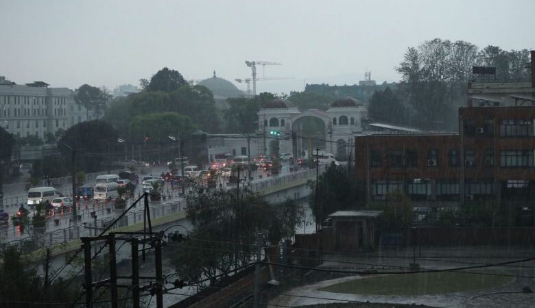 अझै रोकिएन बर्षा, काठमाडौँको जनजीवन प्रभावित, भोलिसम्म पानी पर्ने अझै रोकिएन बर्षा, काठमाडौँको जनजीवन प्रभावित, भोलिसम्म पानी पर्ने