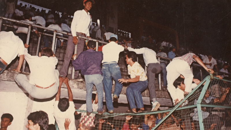 दशरथ रंगशालामा भागदौड हुँदा ७१ दर्शकले गुमाएका थिए ज्यान, खेलकुदमन्त्रीले दिएका थिए राजा वीरेन्द्रसामु राजीनामा « रिपोर्टर्स नेपाल