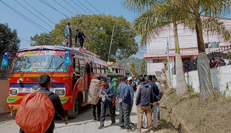 मतदान सामग्री सहित टाढाका मतदान स्थलमा खटाइयो कर्मचारी मतदान सामग्री सहित टाढाका मतदान स्थलमा खटाइयो कर्मचारी