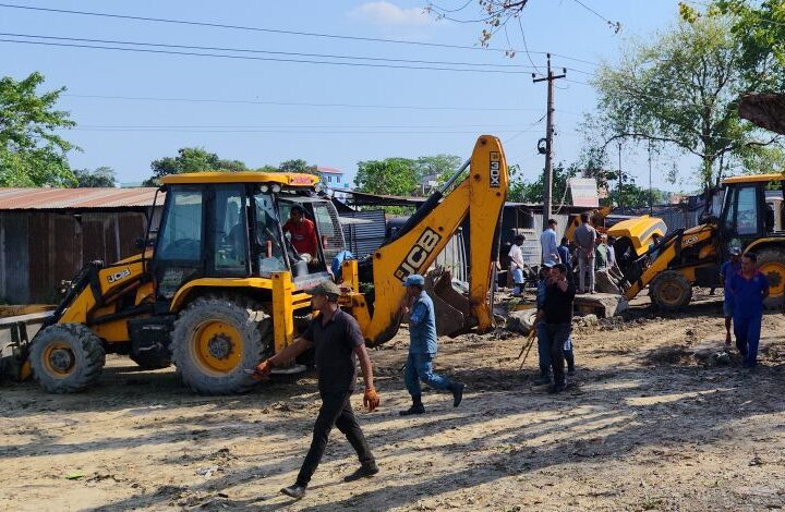 अतिक्रमित क्षेत्र खाली गराउँदै इनरुवा नगरपालिका