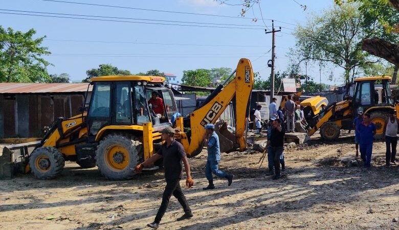 अतिक्रमित क्षेत्र खाली गराउँदै इनरुवा नगरपालिका अतिक्रमित क्षेत्र खाली गराउँदै इनरुवा नगरपालिका