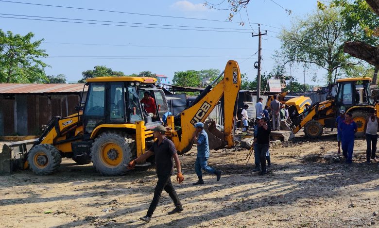 अतिक्रमित क्षेत्र खाली गराउँदै इनरुवा नगरपालिका अतिक्रमित क्षेत्र खाली गराउँदै इनरुवा नगरपालिका