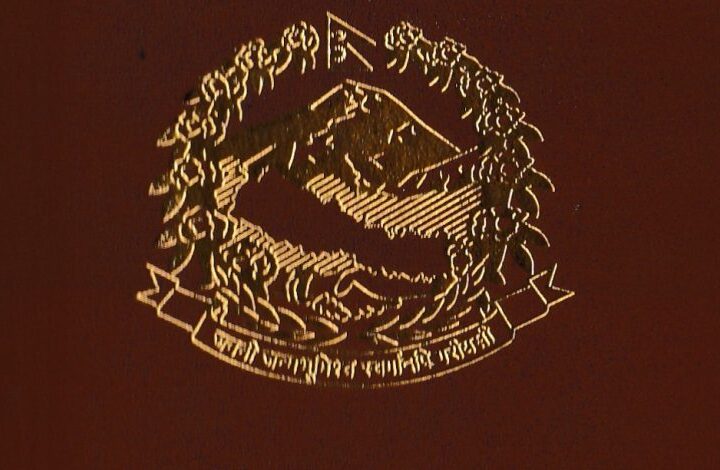 घरमै पुगेर राहदानी वितरण गर्दै तनहुँ प्रशासन