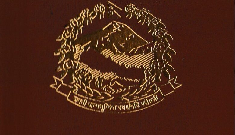 घरमै पुगेर राहदानी वितरण गर्दै तनहुँ प्रशासन