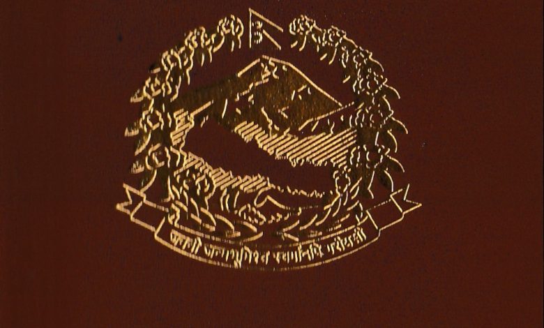 घरमै पुगेर राहदानी वितरण गर्दै तनहुँ प्रशासन