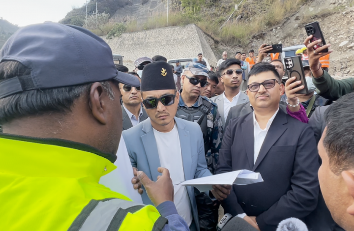 विपी राजमार्गमा गृहमन्त्री गुरुङको स्थलगत अनुगमन