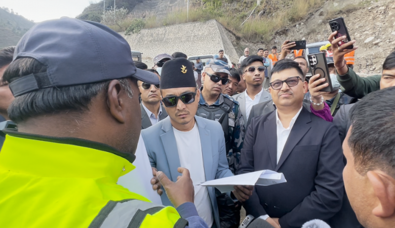 विपी राजमार्गमा गृहमन्त्री गुरुङको स्थलगत अनुगमन विपी राजमार्गमा गृहमन्त्री गुरुङको स्थलगत अनुगमन