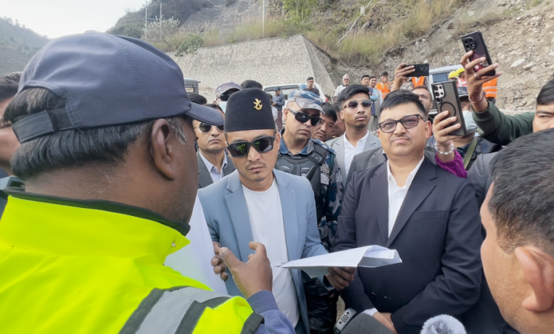 विपी राजमार्गमा गृहमन्त्री गुरुङको स्थलगत अनुगमन विपी राजमार्गमा गृहमन्त्री गुरुङको स्थलगत अनुगमन