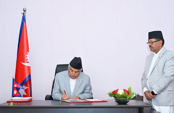 राजनीतिक नियुक्ति पाएका कुल १,५९४ जना पदाधिकारीहरू एकमुष्ट रूपमा पदमुक्त हुने
