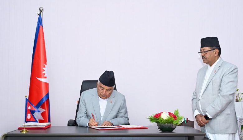 राजनीतिक नियुक्ति पाएका कुल १,५९४ जना पदाधिकारीहरू एकमुष्ट रूपमा पदमुक्त हुने