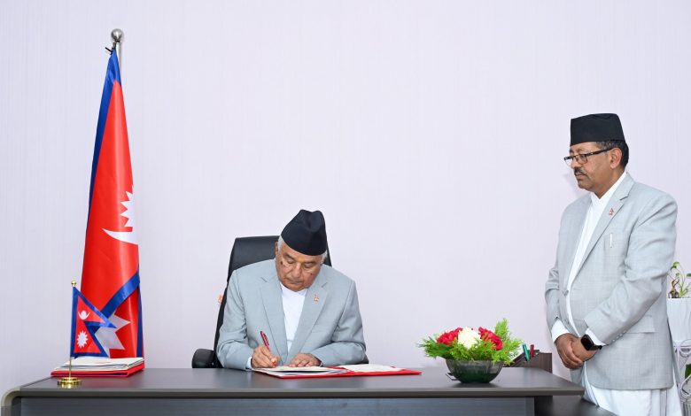 राजनीतिक नियुक्ति पाएका कुल १,५९४ जना पदाधिकारीहरू एकमुष्ट रूपमा पदमुक्त हुने