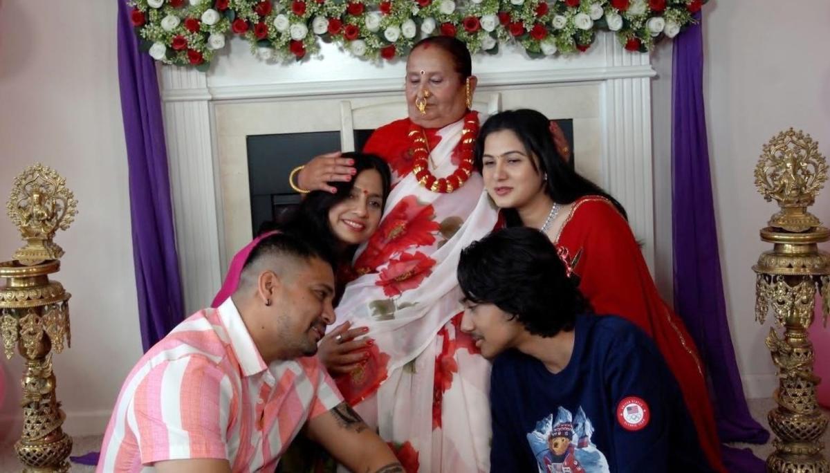 आमाको जन्मदिनमा सुमनको अनुपम उपहार