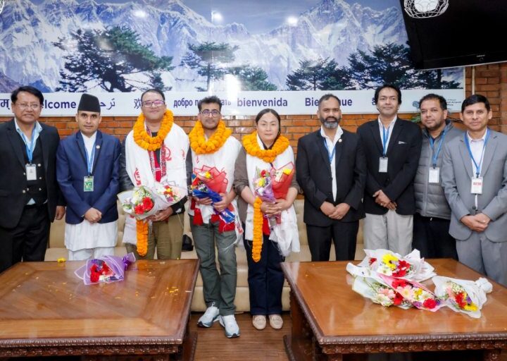 कान्समा ऐतिहासिक सफलता हासिल गरी स्वदेश फर्कियो ‘एलिफेन्ट्स इन द फग’ टोली, विमानस्थलमा भव्य स्वागत
