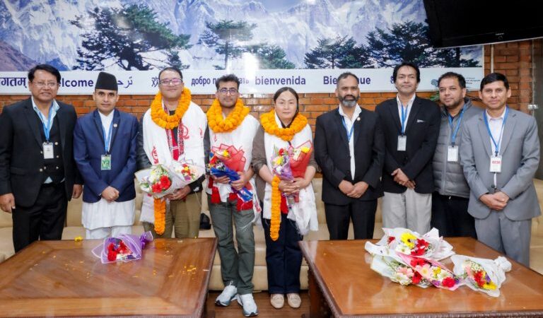 कान्समा ऐतिहासिक सफलता हासिल गरी स्वदेश फर्कियो ‘एलिफेन्ट्स इन द फग’ टोली, विमानस्थलमा भव्य स्वागत