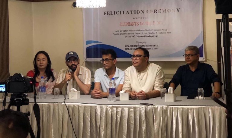 निफले सम्मान गर्यो ‘इलेफेन्ट इन द फग लाई’