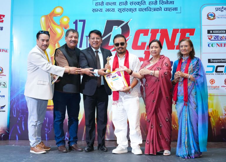 डी सिने अवार्ड सम्पन्न,’अन्जिला’ ले जित्यो उत्कृस्ट निर्देशक र फिल्मको अवार्ड