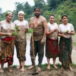 ‘हली’ का कलाकार, निर्माता र संगीतकारले धान रोपेर मनाए असार १५
