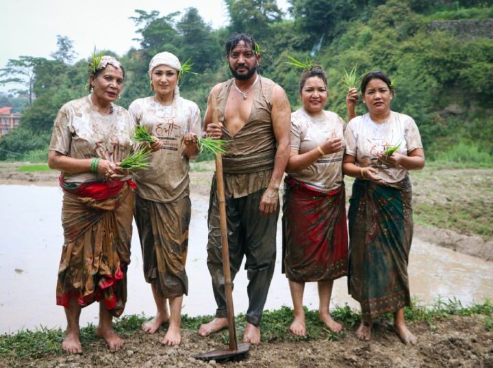 ‘हली’ का कलाकार, निर्माता र संगीतकारले धान रोपेर मनाए असार १५