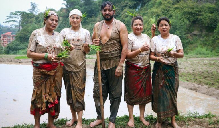 ‘हली’ का कलाकार, निर्माता र संगीतकारले धान रोपेर मनाए असार १५