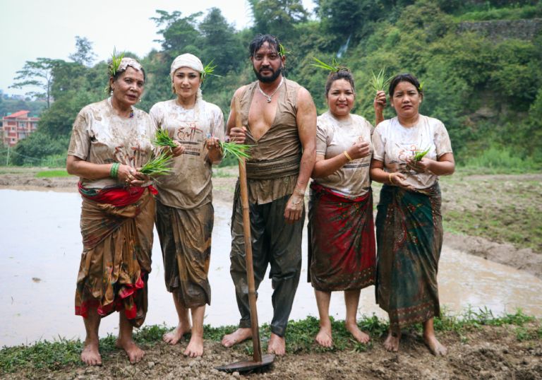 ‘हली’ का कलाकार, निर्माता र संगीतकारले धान रोपेर मनाए असार १५