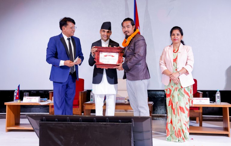 कमल एक्चै मगरको ‘बाछिटा’ले जित्यो नगद एक लाख पचास हजार कमल एक्चै मगरको ‘बाछिटा’ले जित्यो नगद एक लाख पचास हजार