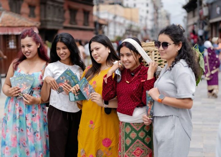 ‘गौँथली’को अनौठो प्रचार अभियान : डोकोमा घाँस बोकेर सडकमा उत्रिइन् अभिनेत्री सिम्रन