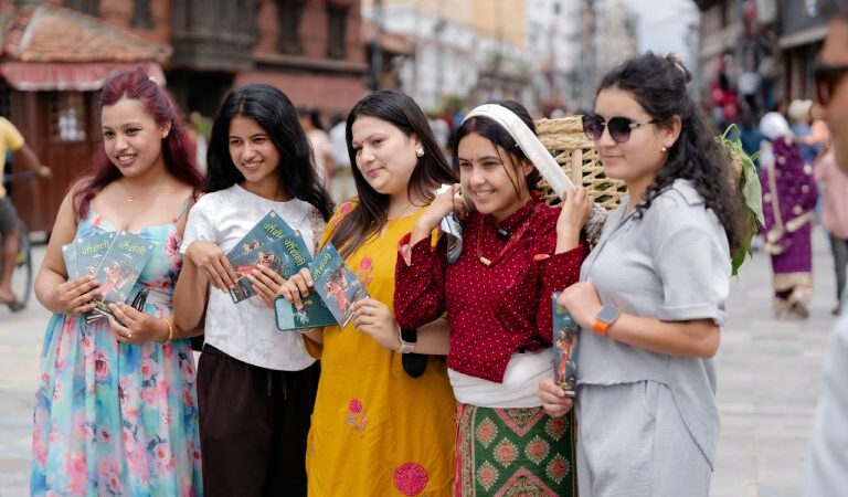 ‘गौँथली’को अनौठो प्रचार अभियान : डोकोमा घाँस बोकेर सडकमा उत्रिइन् अभिनेत्री सिम्रन