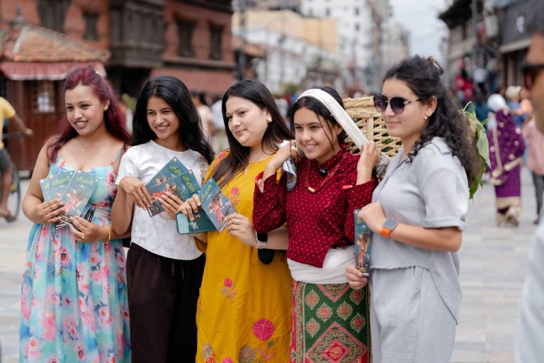 ‘गौँथली’को अनौठो प्रचार अभियान : डोकोमा घाँस बोकेर सडकमा उत्रिइन् अभिनेत्री सिम्रन ‘गौँथली’को अनौठो प्रचार अभियान : डोकोमा घाँस बोकेर सडकमा उत्रिइन् अभिनेत्री सिम्रन