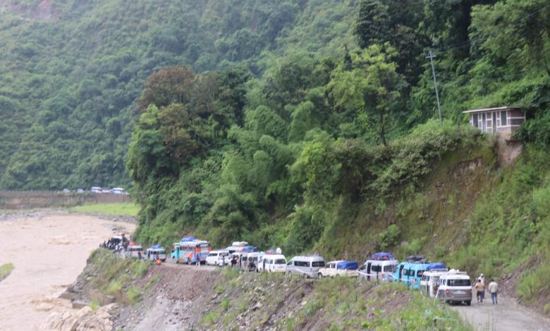 वर्षाले सडक सञ्जाल प्रभावित, यात्रामा सावधानी अपनाउन अनुरोध