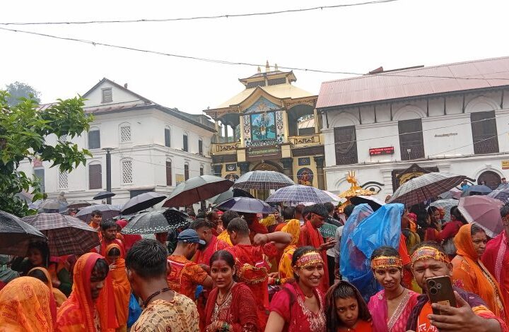 साउनको आज अन्तिम सोमबार: पशुपतिनाथलगायत देशका शिवालयहरुमा दर्शनार्थीको घुइँचो