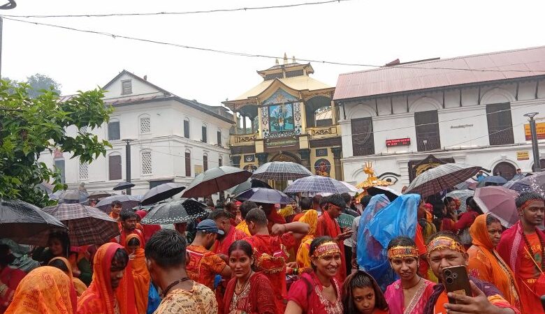 साउनको आज अन्तिम सोमबार: पशुपतिनाथलगायत देशका शिवालयहरुमा दर्शनार्थीको घुइँचो