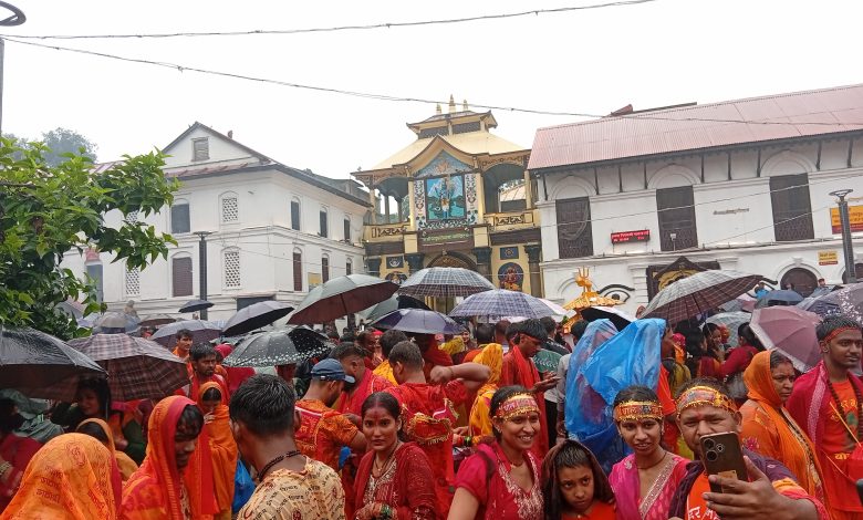 साउनको आज अन्तिम सोमबार: पशुपतिनाथलगायत देशका शिवालयहरुमा दर्शनार्थीको घुइँचो