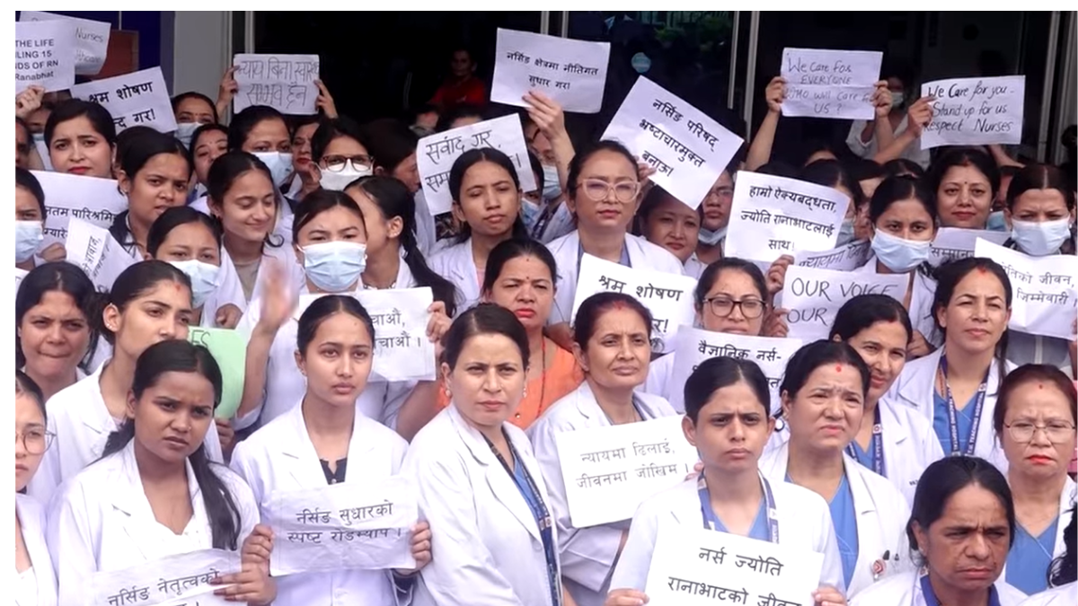 सडकमा पोखियो नर्सहरूको आक्रोश सडकमा पोखियो नर्सहरूको आक्रोश