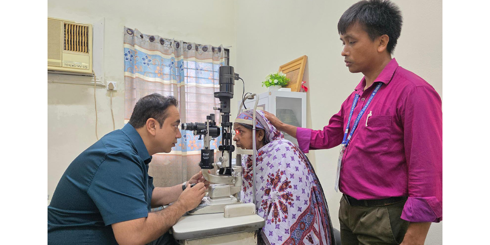 नेपाली नेत्र विशेषज्ञद्वारा बङ्गलादेशको ठाकुरगाँवमा निःशुल्क आँखा शिविर