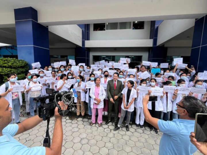 नर्सिङ क्रान्तिको पक्षमा चट्टानझैँ उभिए ऋषि धमला !