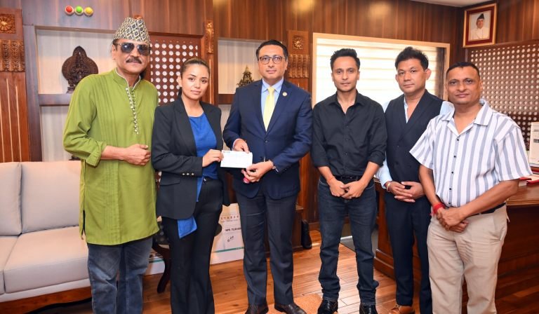 नीता हरिहरको ‘पार्वती’ टिमले बाढीपीडितलाई दियो ११ लाख नीता हरिहरको ‘पार्वती’ टिमले बाढीपीडितलाई दियो ११ लाख