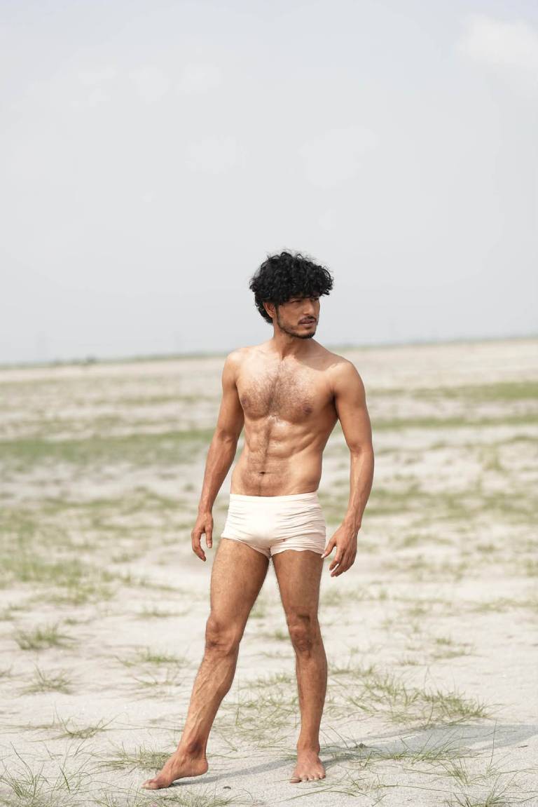 ‘महाराजधिराज’का लागि पुष्प खड्काको गजबको ट्रान्सफर्मेसन, सार्वजनिक भयो सिक्स प्याक बडी
