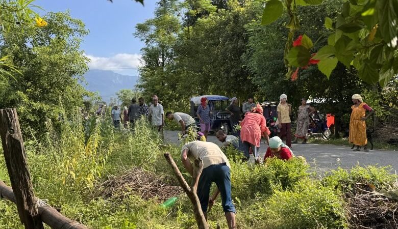 आफ्नो गाउँ सफा गर्न आफैँ जुटे युवा आफ्नो गाउँ सफा गर्न आफैँ जुटे युवा